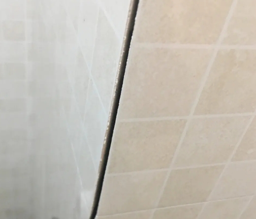 宏伟瓷砖空鼓维修公司分享阳台瓷砖脱落的修复过程可以分为以下几个步骤