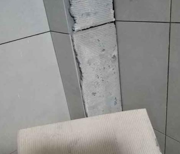 宏伟瓷砖空鼓维修公司分享下厨房瓷砖脱落的补救措施。
